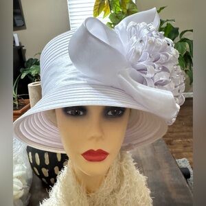 NWT Elegant White Cloche Hat with Textured Design